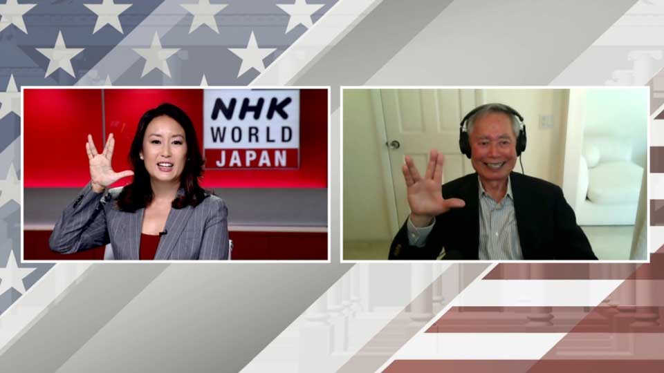 凯瑟琳和武井在演播室做 Vulcan 签字